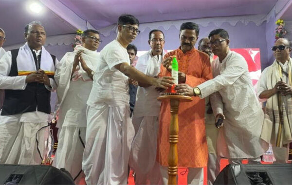 প্রভাতে সমবেত প্রার্থনার মধ্য দিয়ে শুরু হয়েছে শ্রীশ্রীঠাকুর অনুকূলচন্দ্রের ১৩৮ তম আবির্ভাব মহোৎসব