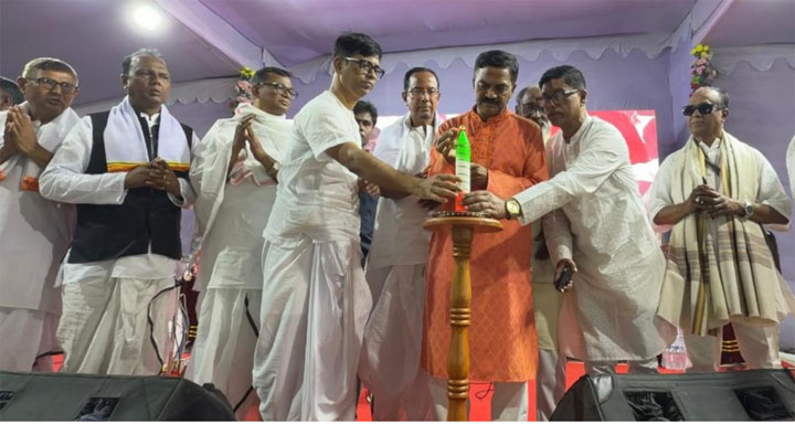 প্রভাতে সমবেত প্রার্থনার মধ্য দিয়ে শুরু হয়েছে শ্রীশ্রীঠাকুর অনুকূলচন্দ্রের ১৩৮ তম আবির্ভাব মহোৎসব